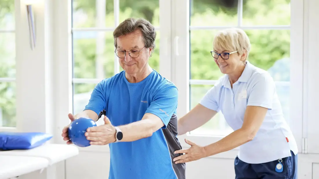 Eine Medical Park Mitarbeiterin und Medical Park Patient bei einer Therapiestunde in der orthopädischen Reha.